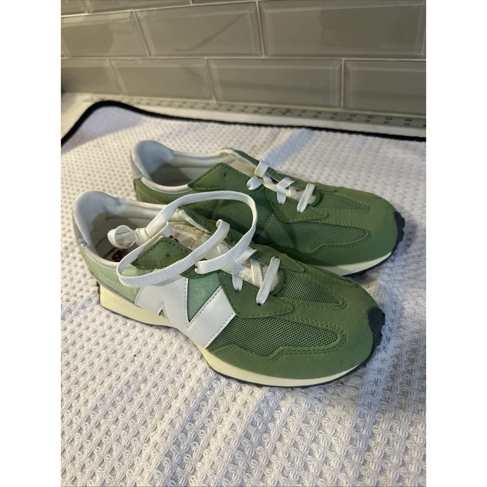 New Balance 327 Chive Avocado GS327RB Unisex Boys Sz 6/ Women's 7.5-8 (38.5) NEW